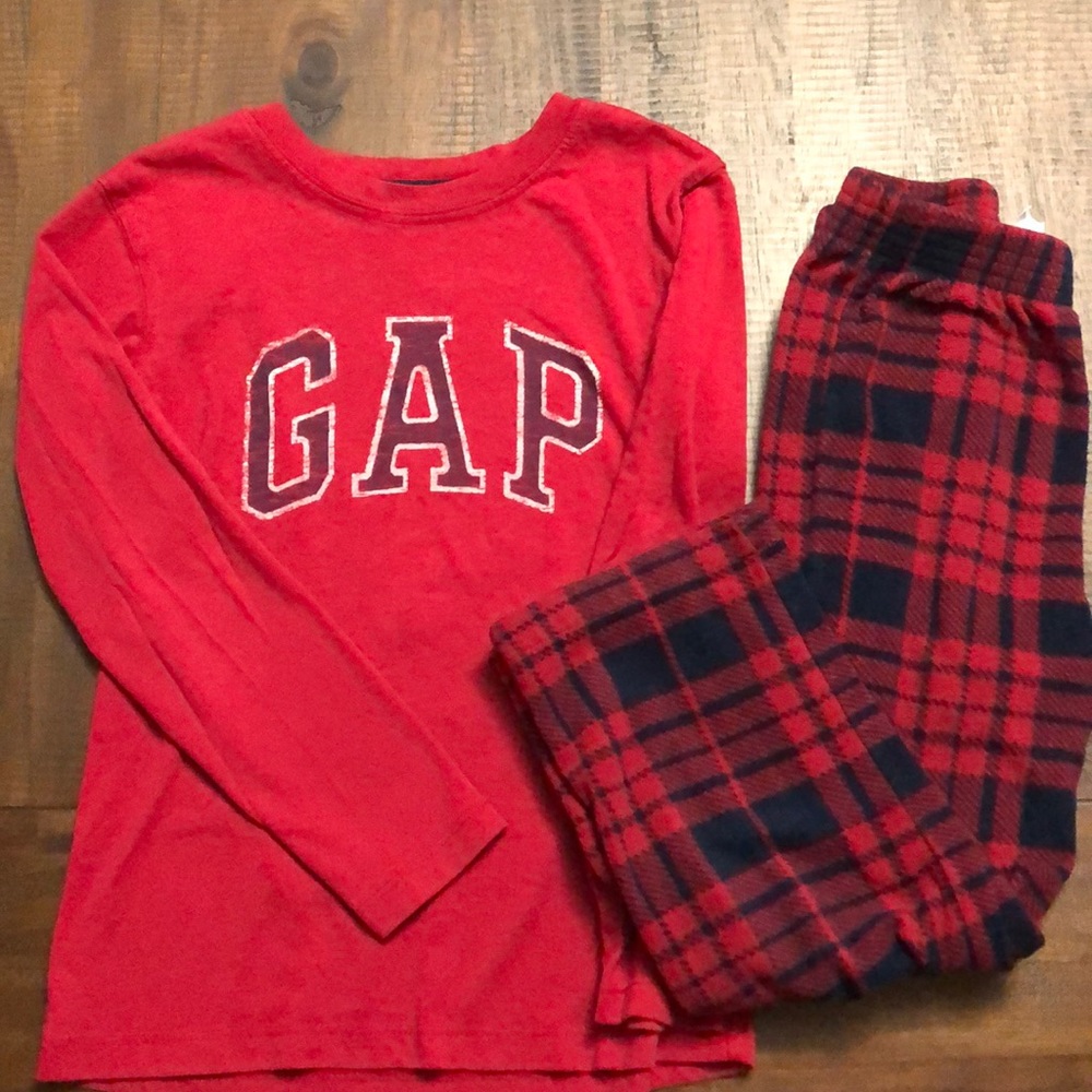 GAP boys’ Christmas pajamas. VGUC